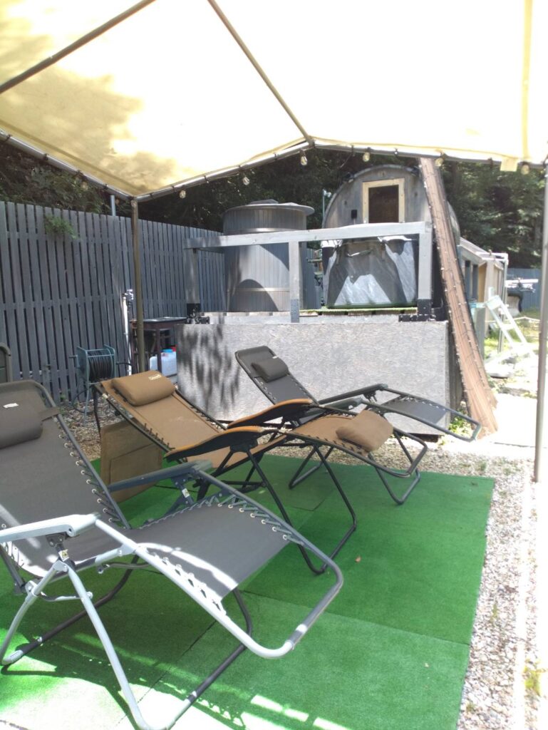屋外のバレルサウナと水風呂